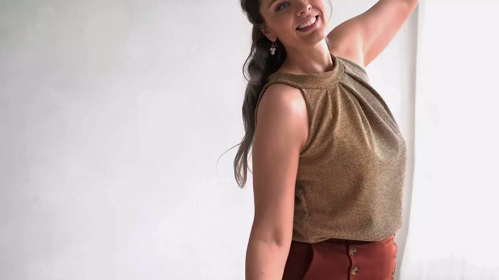Celina draait vrolijk rond