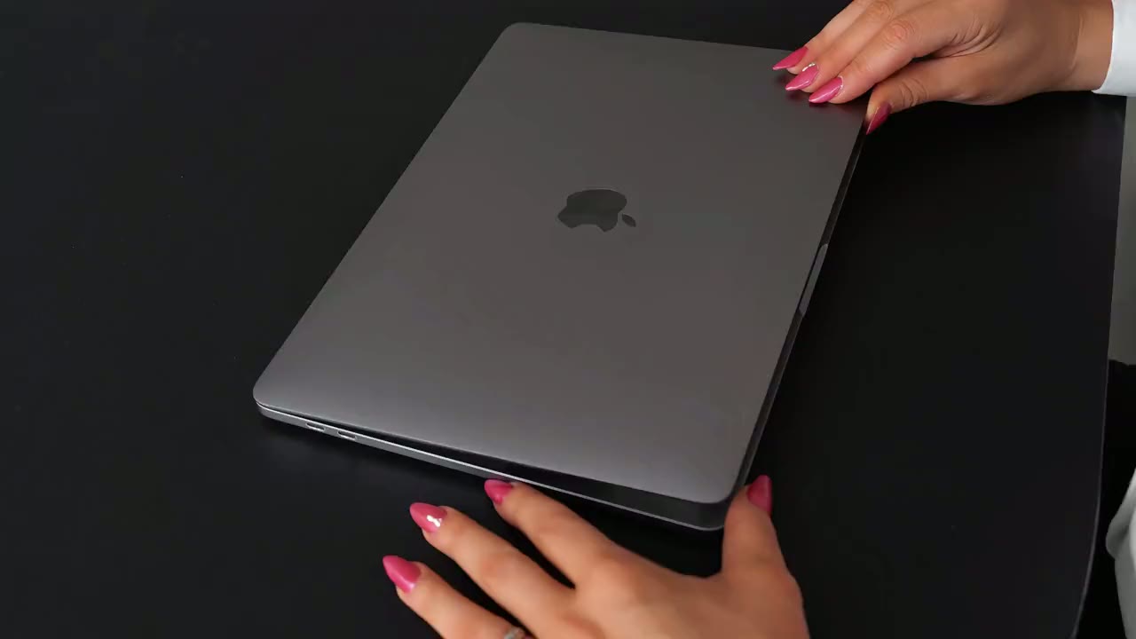 Celina aan het werk achter haar laptop
